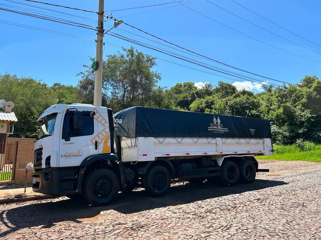 Caminhão em área industrial