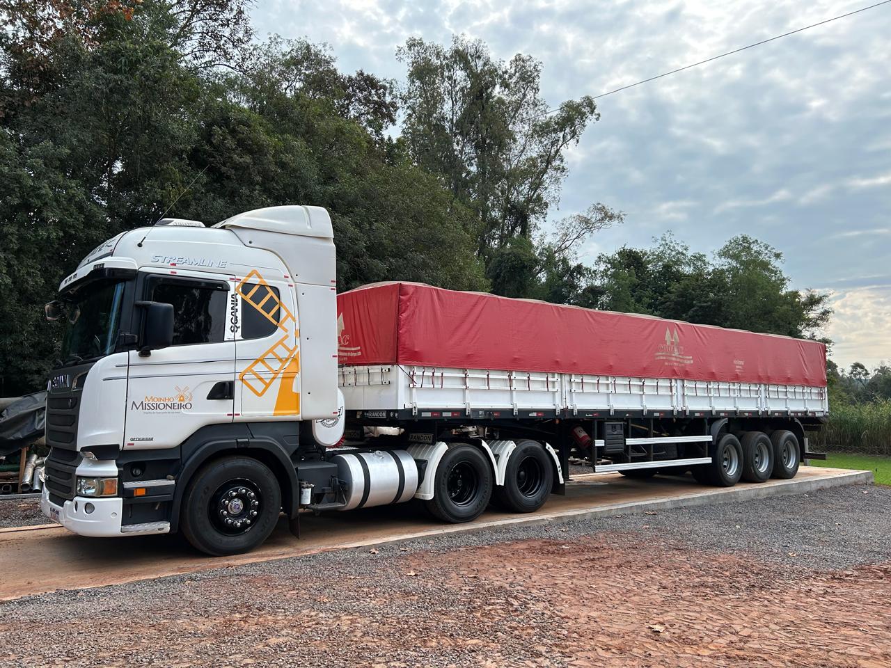 Caminhão carregado pronto para transporte