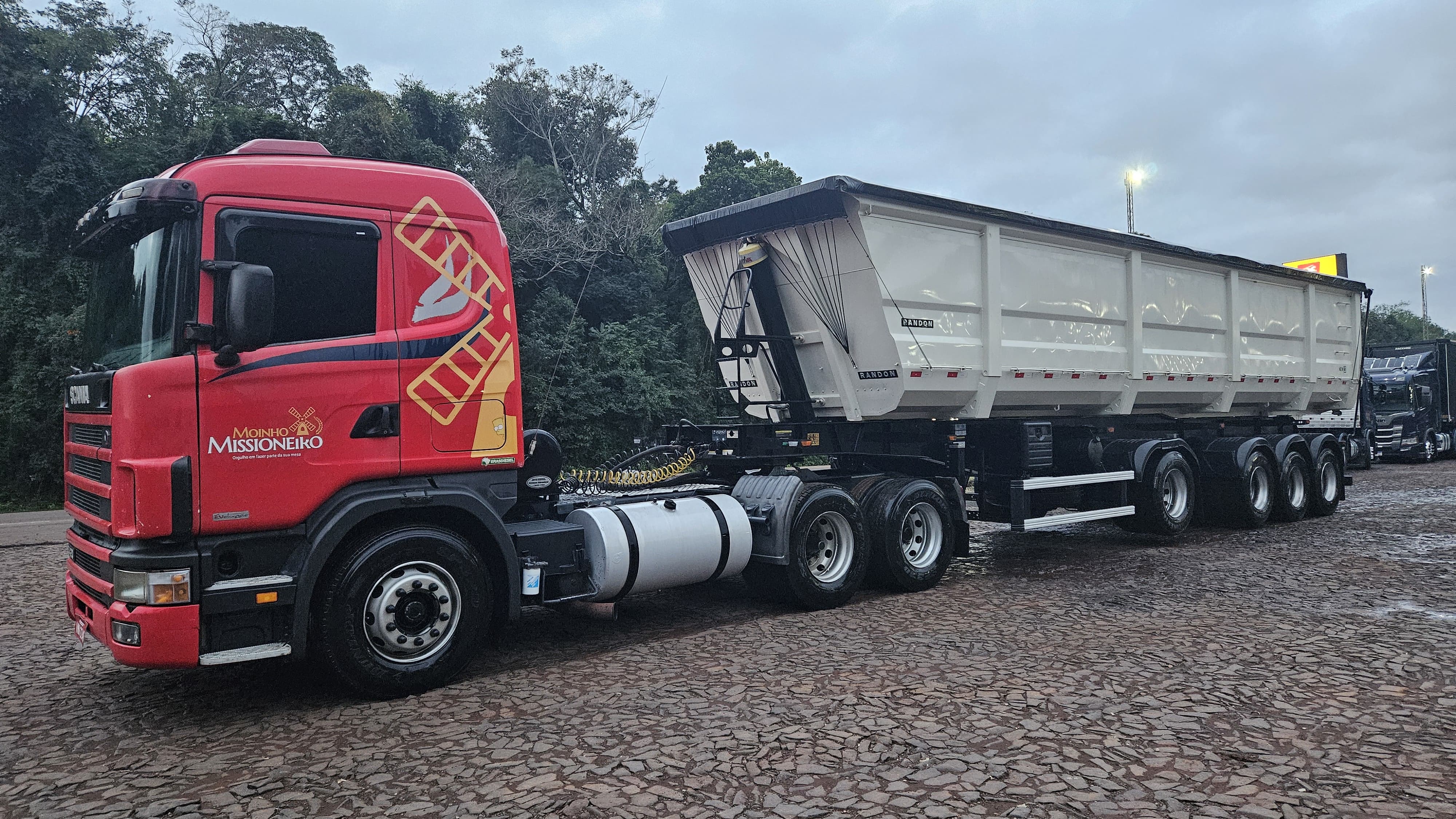 Comboio de caminhões na estrada