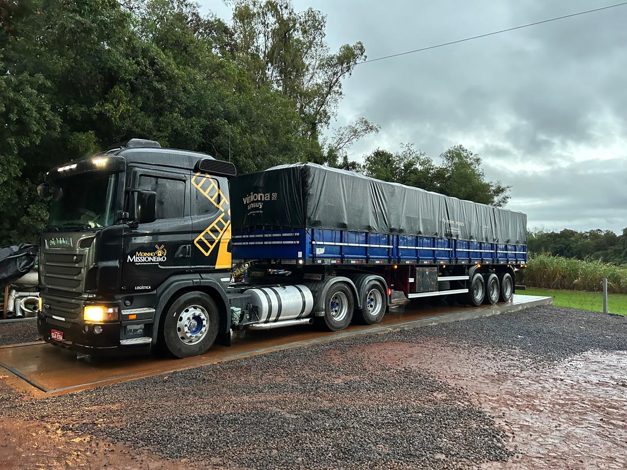Caminhão em operação logística